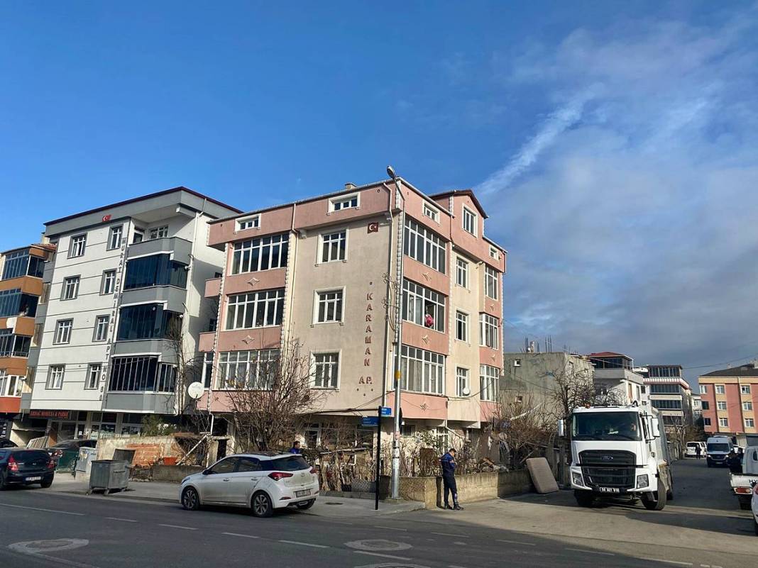 10 yıldır biriktirdiği çöpler apartman sakinlerini çıldırttı! Kamyon kamyon toplanan çöpler şaşkına çevirdi 10